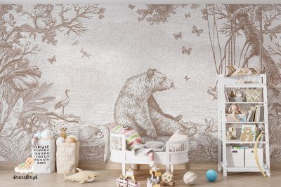 brązowy miś siedzący na polanie wśród drzew i innych zwierzątek – fototapeta dla dzieci